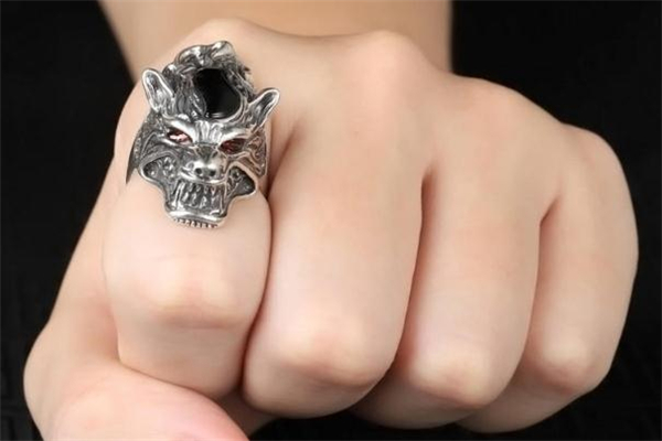 男生戴什么樣的銀戒指好看 男生適合戴什么銀戒指 男生戴什么樣的銀戒指好看 男生適合戴什么銀戒指