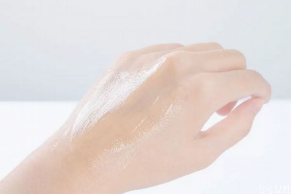 為什么冬天臉也會出油呢 冬天臉部需要補(bǔ)水嗎