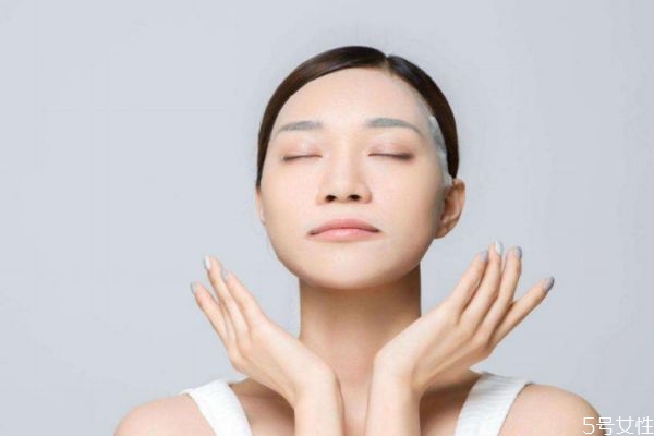 為什么冬天臉也會出油呢 冬天臉部需要補(bǔ)水嗎