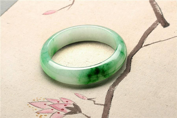 玉鐲適合什么年齡 冬天帶玉鐲好不好 玉鐲適合什么年齡 冬天帶玉鐲好不好