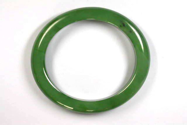 玉鐲適合什么年齡 冬天帶玉鐲好不好 玉鐲適合什么年齡 冬天帶玉鐲好不好