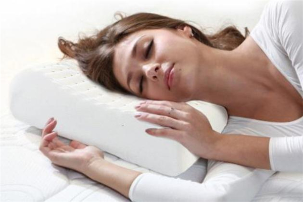 乳膠枕頭的正確睡法 乳膠枕頭睡高的一面還是低的一面 乳膠枕頭的正確睡法 乳膠枕頭睡高的一面還是低的一面