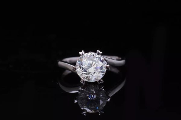 莫桑鉆是鉆石的一種嗎 莫桑鉆值得買嗎 莫桑鉆是鉆石的一種嗎 莫桑鉆值得買嗎