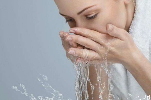 冷水洗臉有什么注意的呢 可以長期用冷水洗臉嗎 冷水洗臉有什么注意的呢 可以長期用冷水洗臉嗎