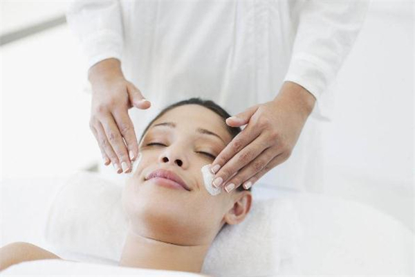 臉上長痘痘可以灌膚嗎 紅血絲臉可以灌膚嗎 臉上長痘痘可以灌膚嗎 紅血絲臉可以灌膚嗎