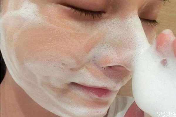 洗面奶的類型有什么呢 油性皮膚適合什么類型洗面奶呢 洗面奶的類型有什么呢 油性皮膚適合什么類型洗面奶呢