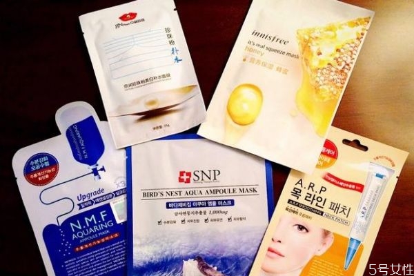 秋冬季節(jié)應該怎么給皮膚補水呢 秋冬季節(jié)怎么護膚呢 秋冬季節(jié)應該怎么給皮膚補水呢 秋冬季節(jié)怎么護膚呢