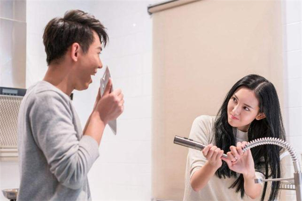 喜歡的女生找你訴苦怎么辦 女生跟你訴苦的時(shí)候怎么回復(fù) 喜歡的女生找你訴苦怎么辦 女生跟你訴苦的時(shí)候怎么回復(fù)