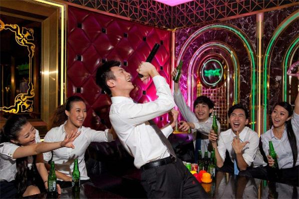 在ktv怎么追剛認(rèn)識(shí)的女生 在ktv怎么搭訕女生 在ktv怎么追剛認(rèn)識(shí)的女生 在ktv怎么搭訕女生