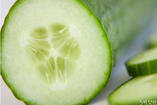 黃瓜可以直接敷在臉上嗎 黃瓜敷臉到底好不好 黃瓜可以直接敷在臉上嗎 黃瓜敷臉到底好不好