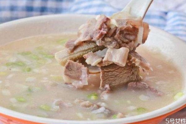 秋冬季喝什么湯比較好呢 牛肉湯有什么營養(yǎng)價(jià)值呢 秋冬季喝什么湯比較好呢 牛肉湯有什么營養(yǎng)價(jià)值呢