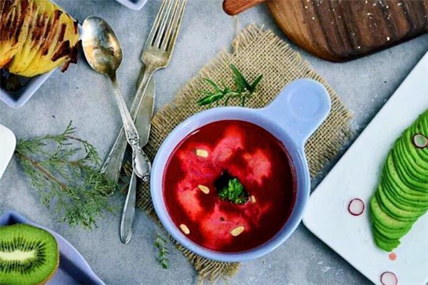 甜菜根和蘿卜的區(qū)別 涼拌甜菜根的做法 甜菜根和蘿卜的區(qū)別 涼拌甜菜根的做法