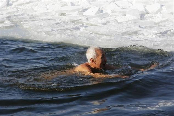 冬泳什么時間段最好 冬泳禁忌人群 冬泳什么時間段最好 冬泳禁忌人群