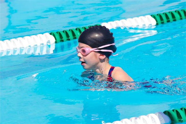 蛙泳1000米消耗多少熱量 蛙泳1000米相當于跑步多少 蛙泳1000米消耗多少熱量 蛙泳1000米相當于跑步多少