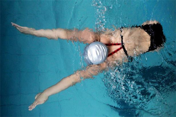 蛙泳1000米消耗多少熱量 蛙泳1000米相當于跑步多少 蛙泳1000米消耗多少熱量 蛙泳1000米相當于跑步多少