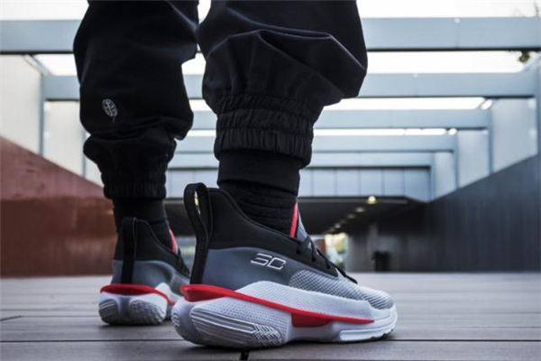 安德瑪庫里7代實戰(zhàn)測評-ua curry 7實戰(zhàn)腳感怎么樣 安德瑪庫里7代實戰(zhàn)測評-ua curry 7實戰(zhàn)腳感怎么樣