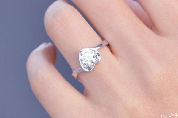 求婚戒指一般戴哪個(gè)手指女生 求婚時(shí)應(yīng)注意的事項(xiàng) 求婚戒指一般戴哪個(gè)手指女生 求婚時(shí)應(yīng)注意的事項(xiàng)