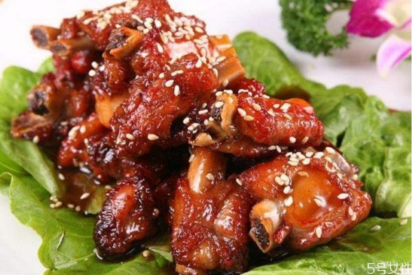 什么食物可以越吃越美呢 吃什么食物對(duì)皮膚好呢 什么食物可以越吃越美呢 吃什么食物對(duì)皮膚好呢