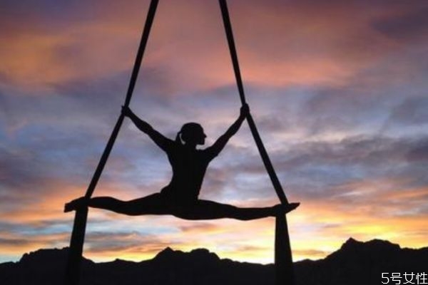 空中瑜伽有什么危險(xiǎn)嗎 空中瑜伽有減肥功效嗎 空中瑜伽有什么危險(xiǎn)嗎 空中瑜伽有減肥功效嗎