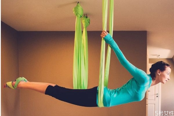 空中瑜伽有什么危險(xiǎn)嗎 空中瑜伽有減肥功效嗎 空中瑜伽有什么危險(xiǎn)嗎 空中瑜伽有減肥功效嗎