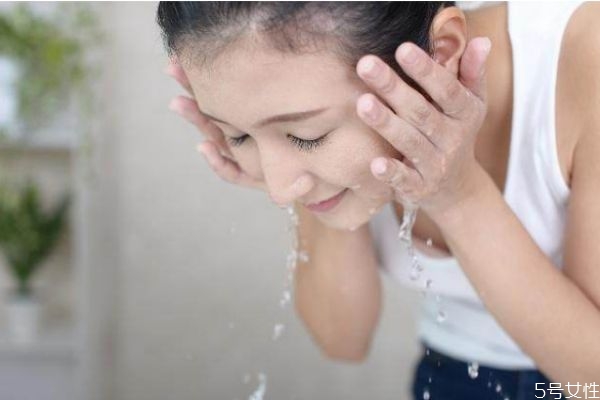 為什么經(jīng)常長痘痘 常年長痘痘怎么辦 為什么經(jīng)常長痘痘 常年長痘痘怎么辦