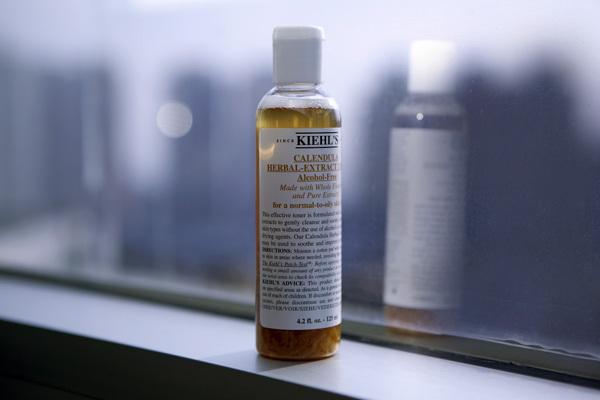 含酒精的護膚品適合什么人用 含酒精的護膚品對皮膚傷害多大 含酒精的護膚品適合什么人用 含酒精的護膚品對皮膚傷害多大