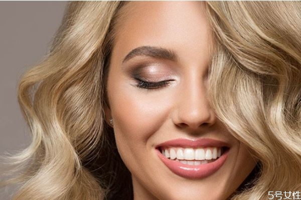 如何預(yù)防染發(fā)后洗頭掉色 染發(fā)后怎么讓發(fā)色更持久 如何預(yù)防染發(fā)后洗頭掉色 染發(fā)后怎么讓發(fā)色更持久