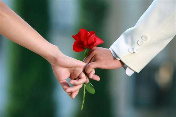 遇到暗戀的人該主動嗎 遇到自己暗戀的人怎么辦 遇到暗戀的人該主動嗎 遇到自己暗戀的人怎么辦