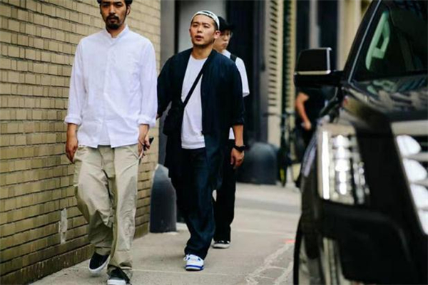 男生白t恤怎么搭配不顯黑 男生白t恤搭配圖片 男生白t恤怎么搭配不顯黑 男生白t恤搭配圖片