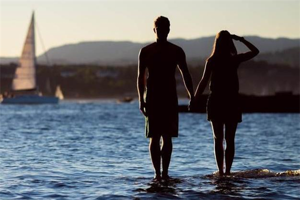 偶遇前任該不該打招呼 偶遇前任應該怎么表現