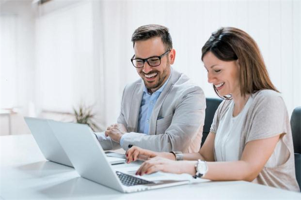 和領(lǐng)導(dǎo)談戀愛(ài)怎么相處 跟領(lǐng)導(dǎo)談戀愛(ài)該不該公開