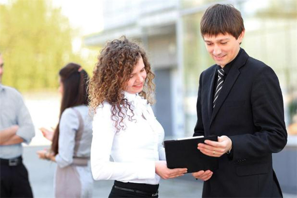 和領(lǐng)導(dǎo)談戀愛(ài)怎么相處 跟領(lǐng)導(dǎo)談戀愛(ài)該不該公開