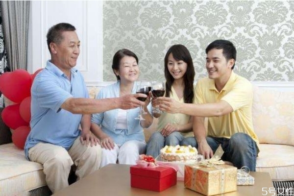 第一次見(jiàn)女方父母送什么好 第一次見(jiàn)女方父母禁忌 第一次見(jiàn)女方父母送什么好 第一次見(jiàn)女方父母禁忌