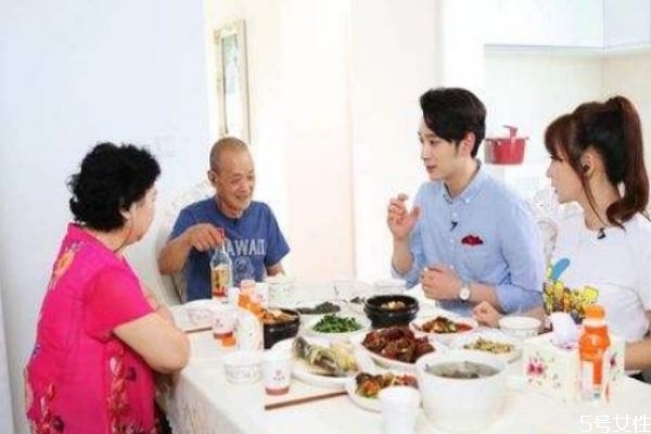 第一次見(jiàn)女方父母送什么好 第一次見(jiàn)女方父母禁忌 第一次見(jiàn)女方父母送什么好 第一次見(jiàn)女方父母禁忌