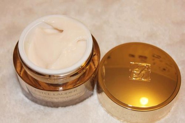 晚上用乳液好還是霜好 搽臉是乳液好還是面霜好 晚上用乳液好還是霜好 搽臉是乳液好還是面霜好