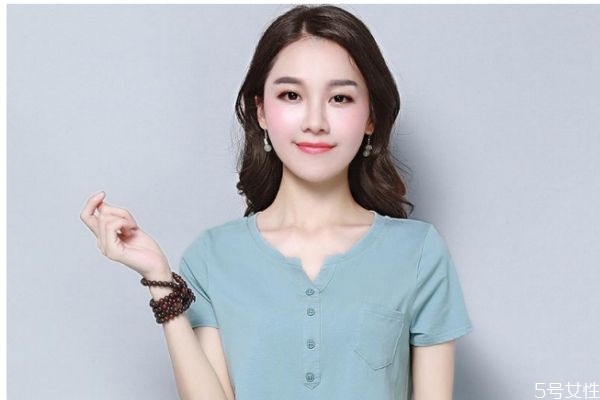 脖子比較短應該穿圓領衣服還是v領衣服呢 脖子比較短應該穿圓領衣服還是v領衣服呢