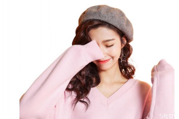 脖子比較短應該穿圓領衣服還是v領衣服呢 脖子比較短應該穿圓領衣服還是v領衣服呢