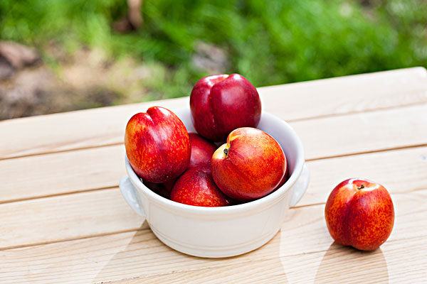 油桃空腹可以吃嗎 吃油桃要?jiǎng)兤? alt=