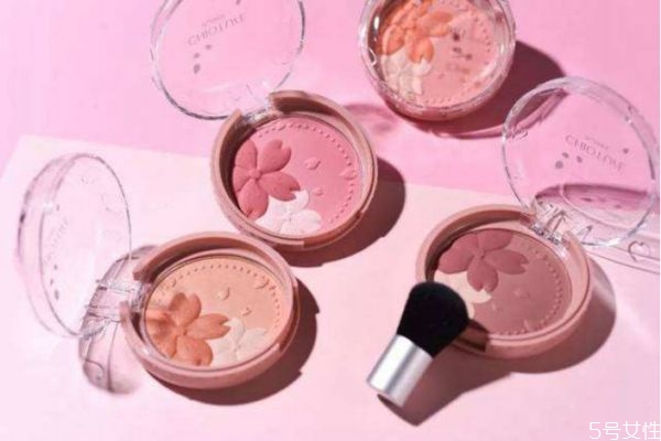 腮紅液和腮紅膏哪個(gè)好用 腮紅液前要用散粉嗎 腮紅液和腮紅膏哪個(gè)好用 腮紅液前要用散粉嗎