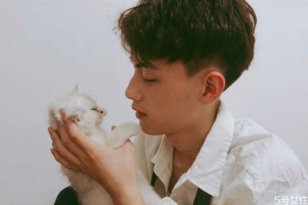 男友放不下前任怎么辦 男友放不下前任是因為什么