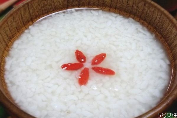 米酒有什么營養(yǎng)價值呢 喝米酒有什么作用呢 米酒有什么營養(yǎng)價值呢 喝米酒有什么作用呢