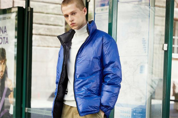 男生穿什么顏色羽絨服好看 男生羽絨服穿搭圖片 男生穿什么顏色羽絨服好看 男生羽絨服穿搭圖片