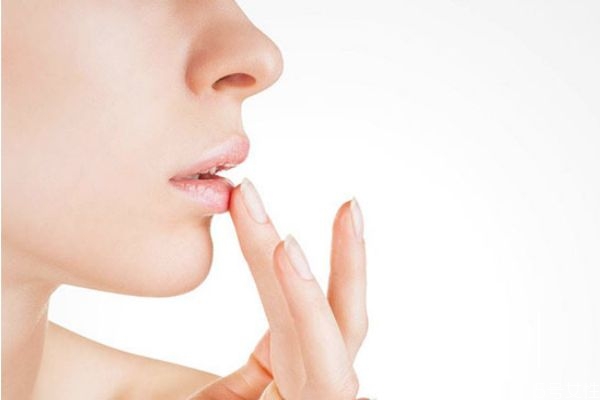 冬天臉出油怎么回事 冬天臉出油是油性皮膚嗎 冬天臉出油怎么回事 冬天臉出油是油性皮膚嗎