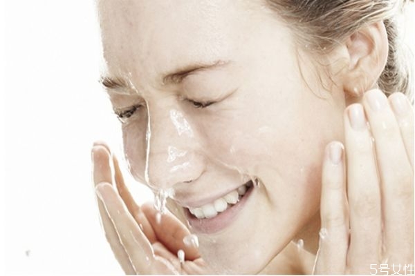 冬天臉出油怎么回事 冬天臉出油是油性皮膚嗎 冬天臉出油怎么回事 冬天臉出油是油性皮膚嗎