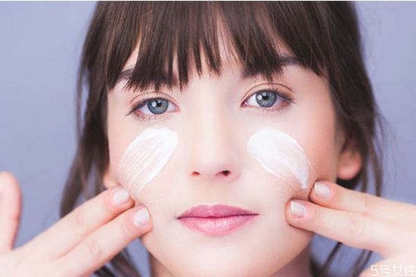 敷面膜玩手機(jī)有影響嗎 敷完面膜后能看手機(jī)嗎 敷面膜玩手機(jī)有影響嗎 敷完面膜后能看手機(jī)嗎