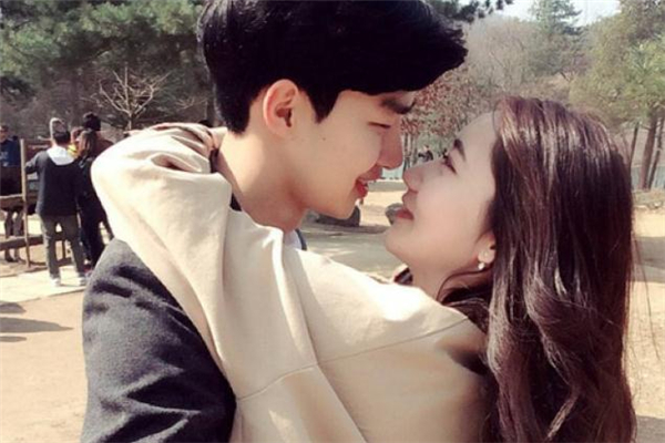 接吻時男生是什么感覺 接吻時男生的手應該放在哪里 接吻時男生是什么感覺 接吻時男生的手應該放在哪里