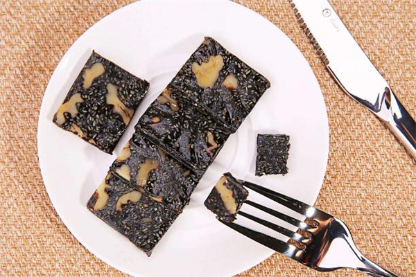 阿膠糕吃多了會(huì)怎樣 阿膠糕一天吃?xún)蓧K多嗎 阿膠糕吃多了會(huì)怎樣 阿膠糕一天吃?xún)蓧K多嗎