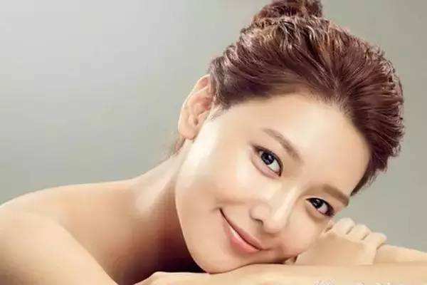 化妝水需要避開眼部嗎 無酒精化妝水有哪些 化妝水需要避開眼部嗎 無酒精化妝水有哪些