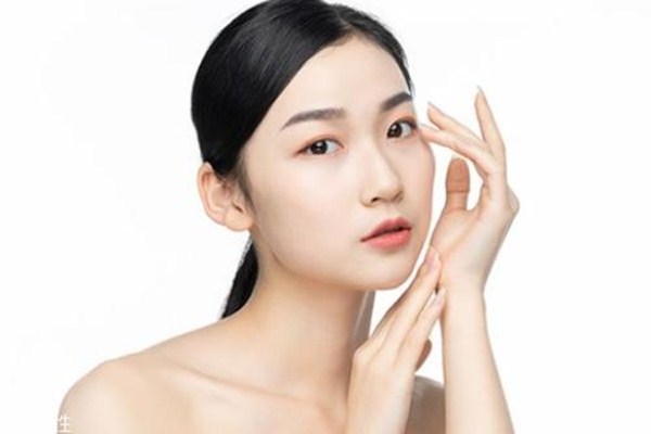 化妝水需要避開眼部嗎 無酒精化妝水有哪些 化妝水需要避開眼部嗎 無酒精化妝水有哪些