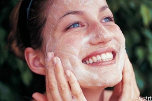 洗臉前要做什么呢 如何正確洗臉呢 洗臉前要做什么呢 如何正確洗臉呢